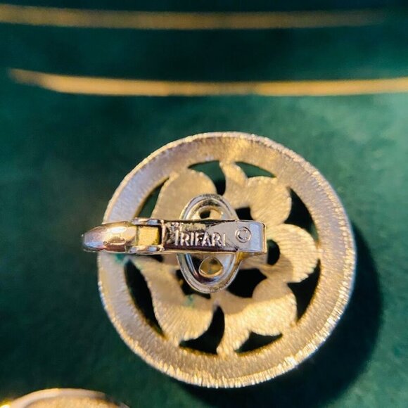 Vintage Crown Trifari Silver Open Work Clip On Earrings - Picture 2 of 2